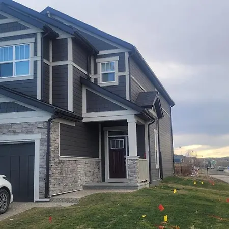 A Cozy Home Away From Home At South East Calgary Exterior photo