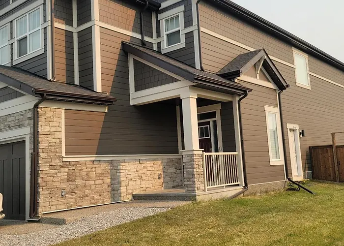 A Cozy Home Away From Home At South East Calgary
